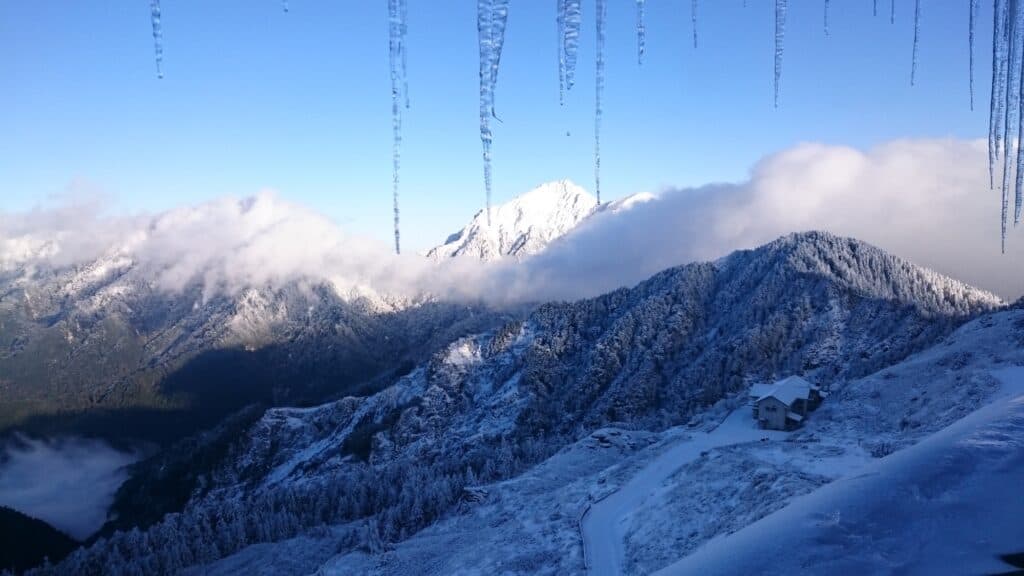 白雪皚皚的合歡山