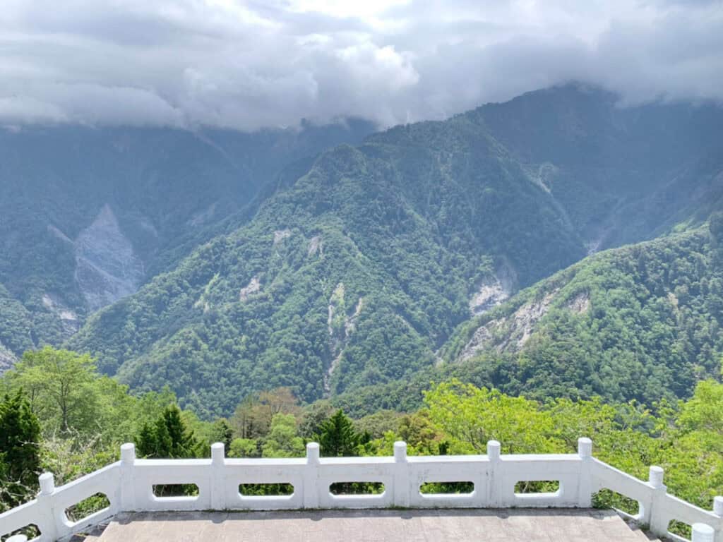 從位於南橫天池的長青祠遠眺山峰