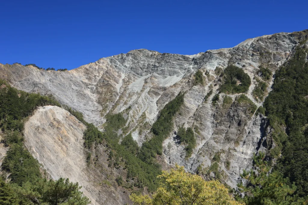 嘉明湖步道中的向陽山大崩壁