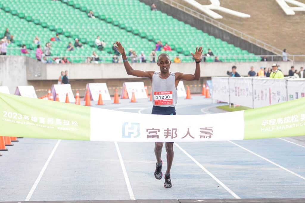 高雄馬拉松選手抵達總點