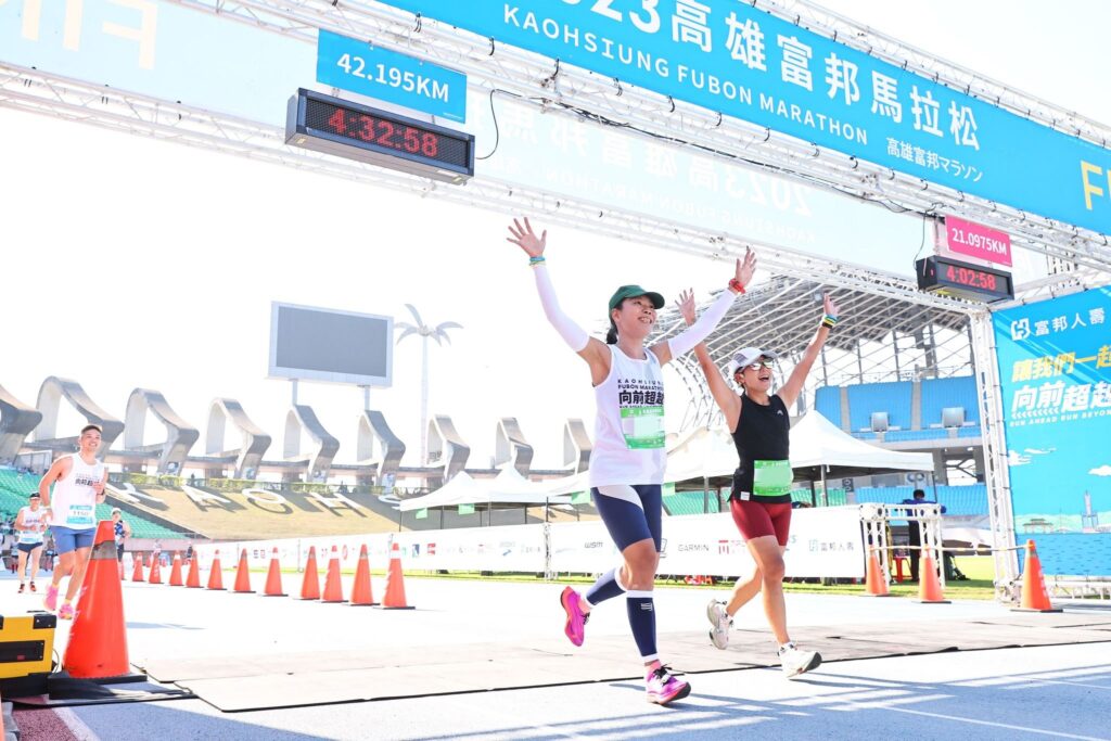 高雄馬拉松選手陸續抵達終點