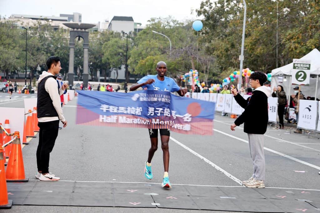 台南古都馬拉松參賽選手抵達終點